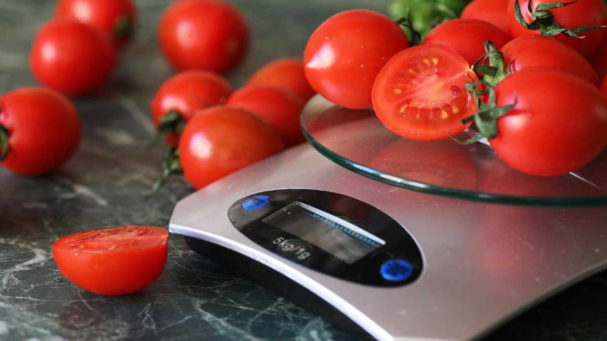 kitchen scales with tomatoes on